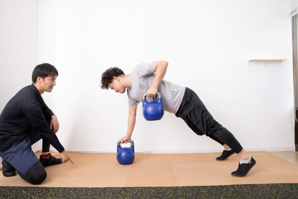 ②ウエイトトレーニング（ケトルベル・バーベル・ダンベル・ケーブル）は、肩甲骨と骨盤の動きを意識して行うことで姿勢を整えながら筋肉を付けていきます。
